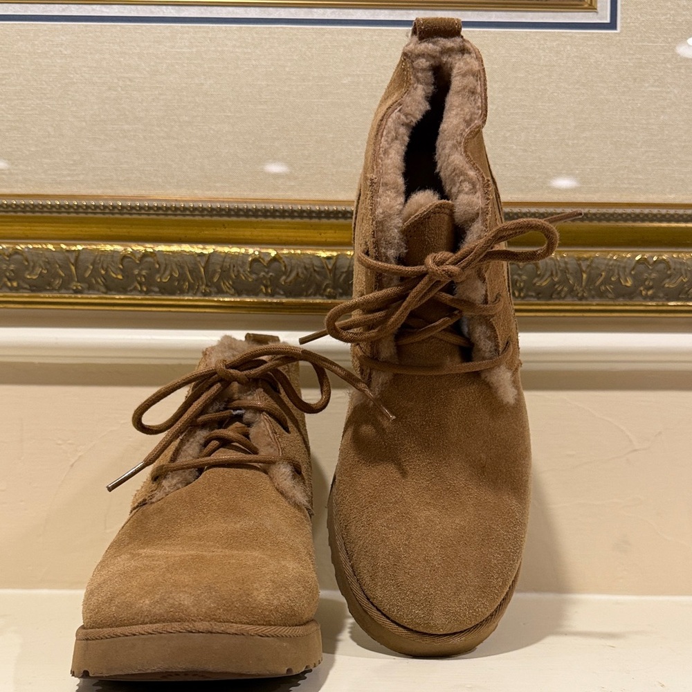 UGG SUEDE CHUKA Boots with Soft Faux Fur Lining;Size 9;Worn once🤎